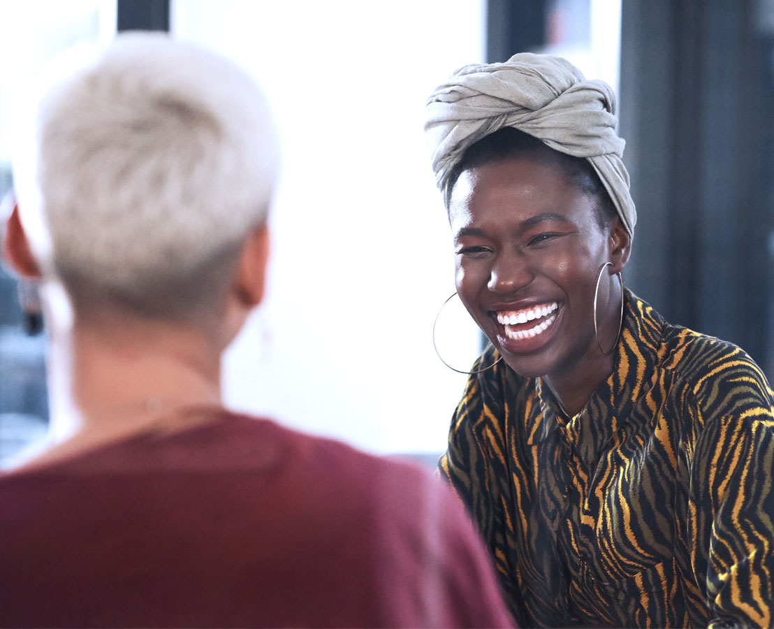 Zwei Frauen unterhalten sich lachend. Viatris Global Healthcare Gateway.