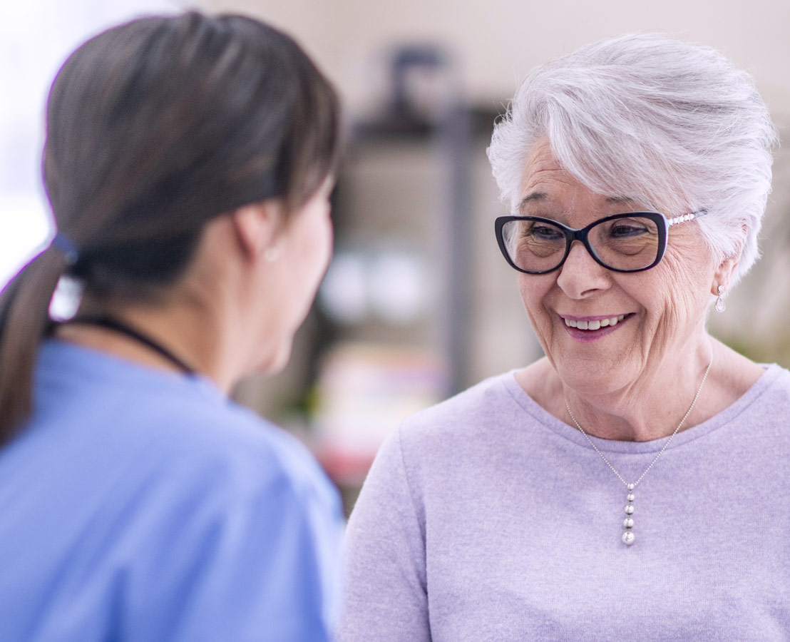Patienten in den Mittelpunkt unserer Arbeit stellen. Bild einer Patientin mit Ärztin.