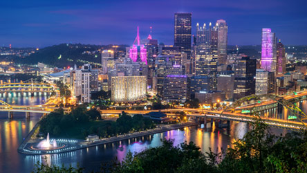 Bild von Pittsburgh bei Nacht. Globale Reichweite.
