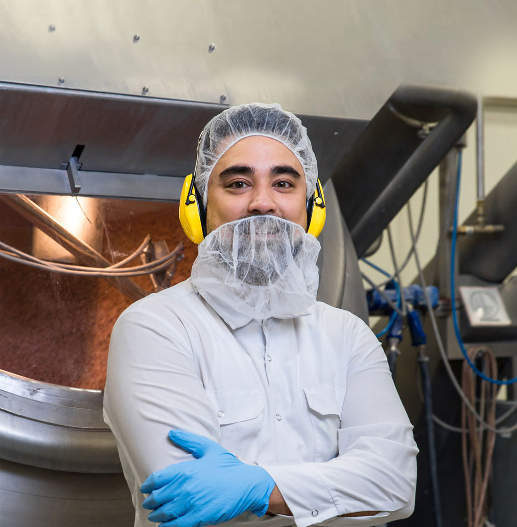 Bild eines Mannes in Laborkleidung. Über Viatris.