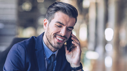Bild eines Mannes, der telefoniert. Marketing und Vertrieb.