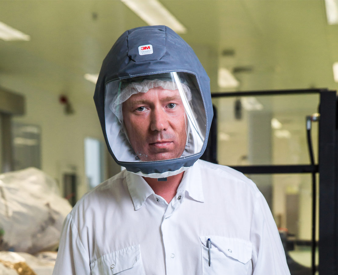 Bild eines Produktionsmitarbeiters in Schutzkleidung.