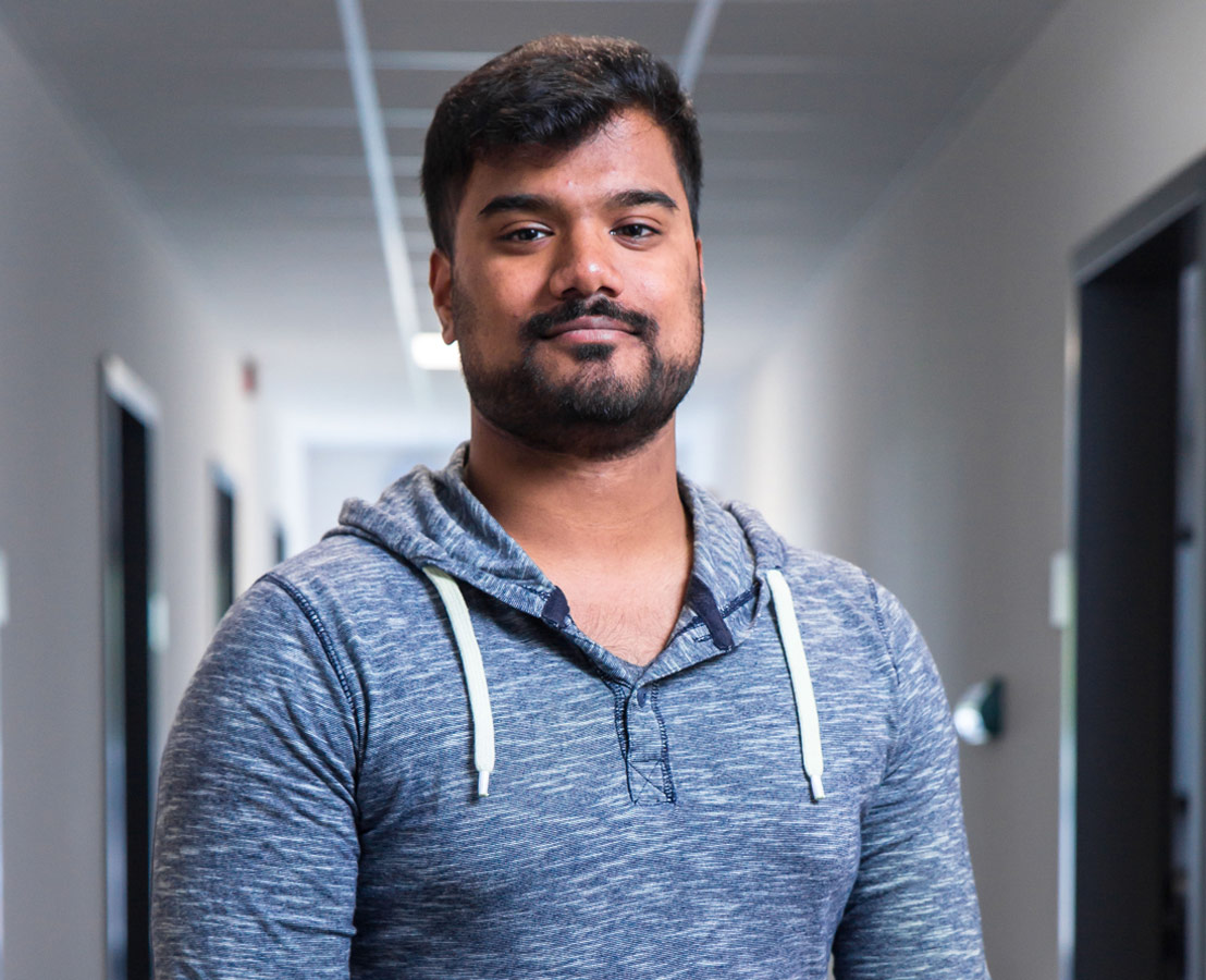 Bild einer Verpackungs-Mitarbeiterin im Schutzanzug.