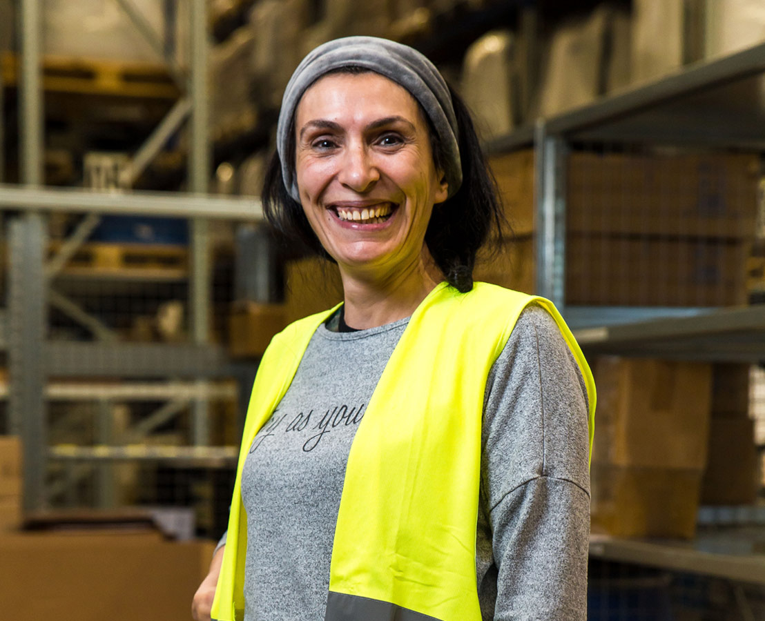 Bild einer Frau in Sicherheitskleidung.