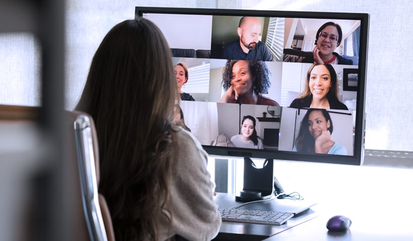 Frau am Computer während eines digitalen Meetings.