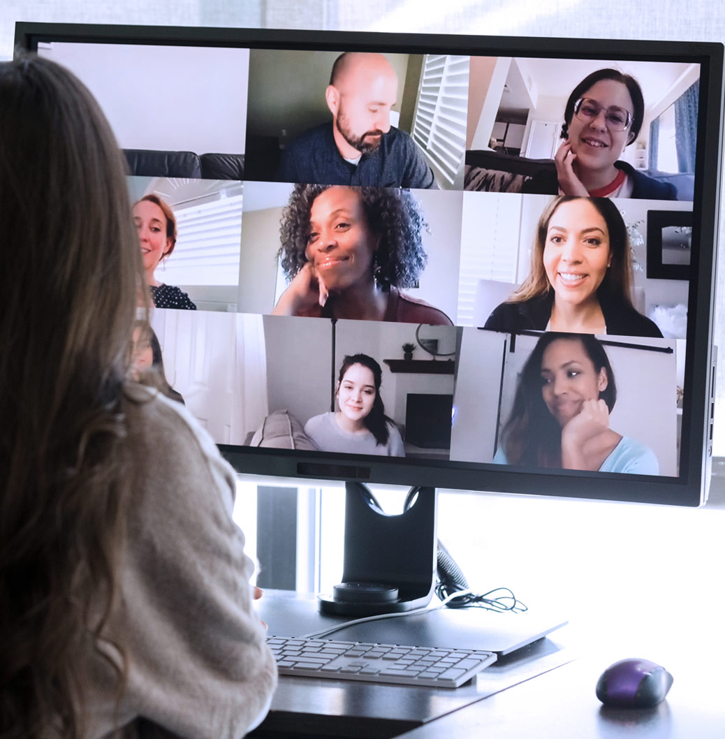 Frau am Computer während eines digitalen Meetings.