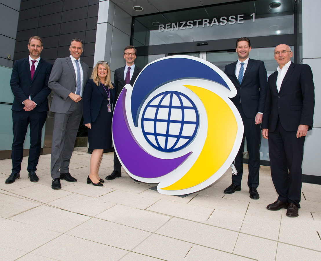 Das Management-Team der Viatris Gruppe steht neben dem Viatris-Logo.