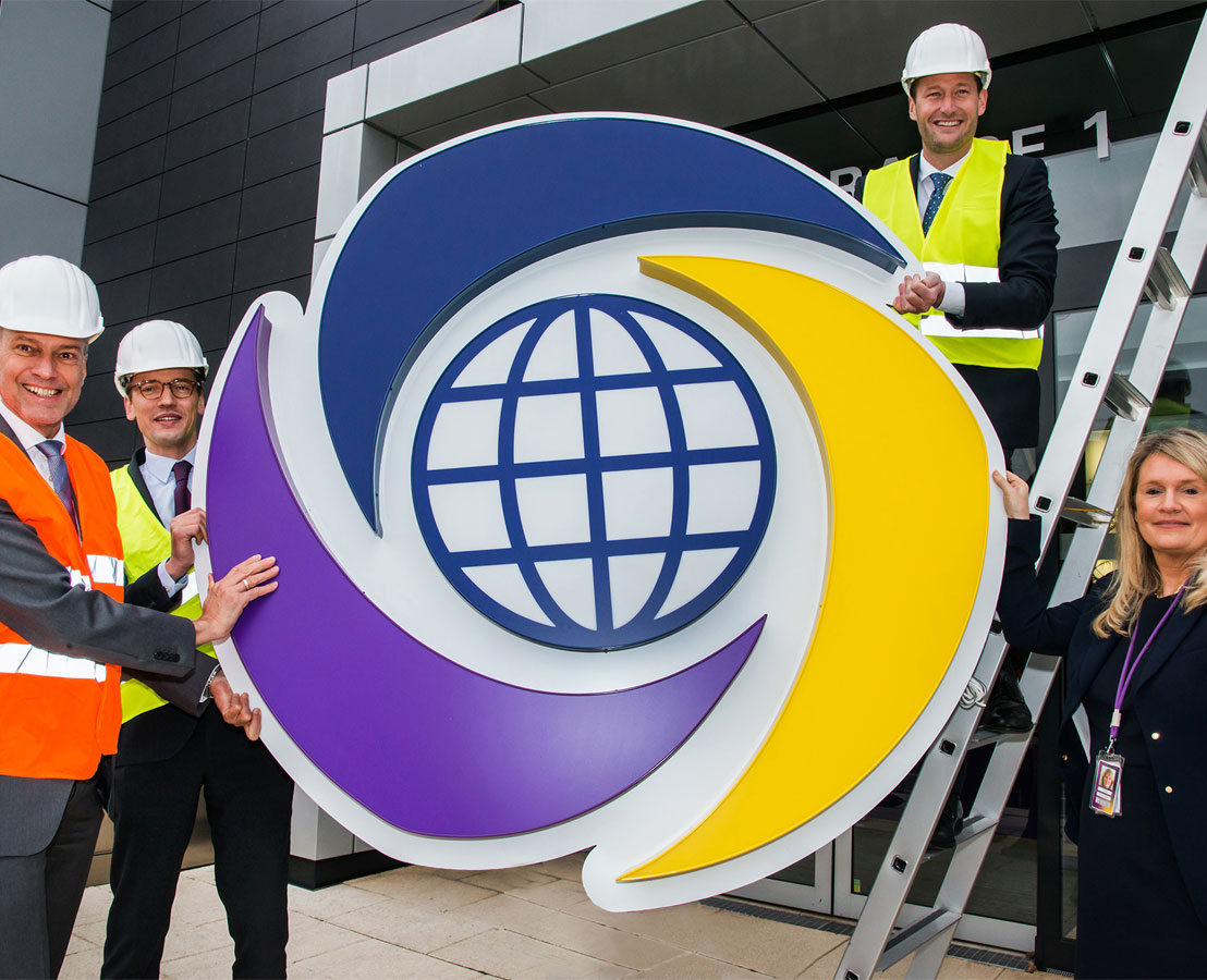 Viatris-Mitarbeitende halten das Viatris-Logo.