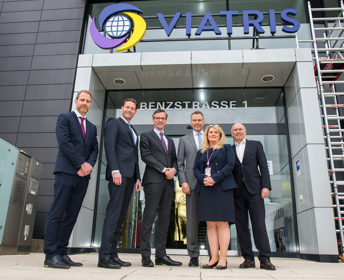 Sechs Menschen stehen vor der Deutschlandzentrale der Viatris-Gruppe in Bad Homburg.