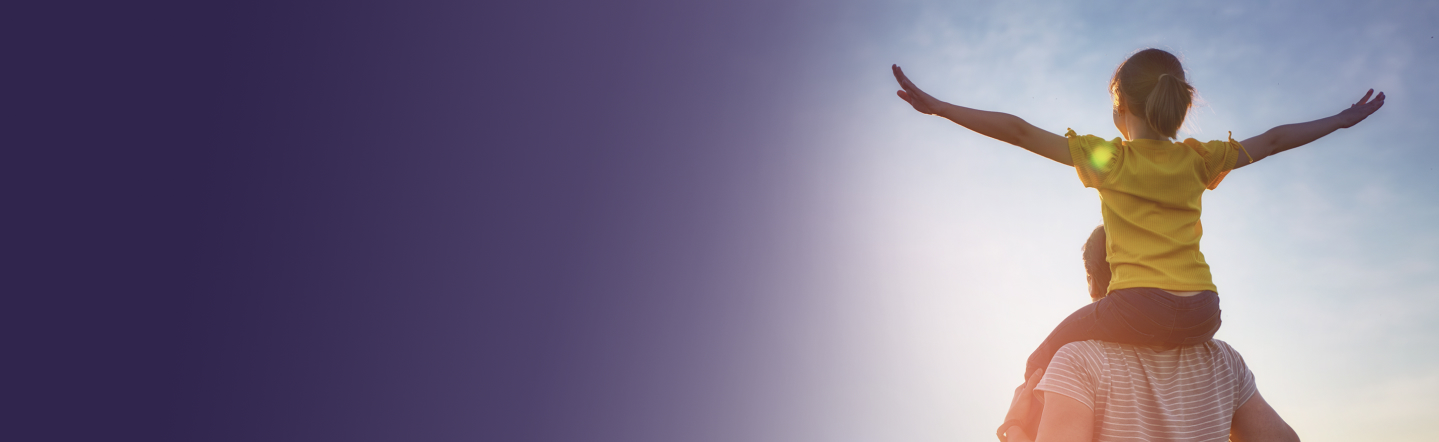 Bild eines Kindes auf den Schultern seines Vaters. Viatris befähigt Menschen weltweit, gesünder zu leben.