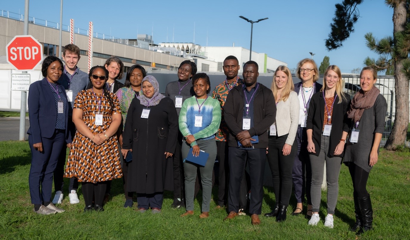 Mitarbeitende afrikanischer Gesundheitsbehörden besuchen deutschen Produktionsstandort von Viatris in Troisdorf.