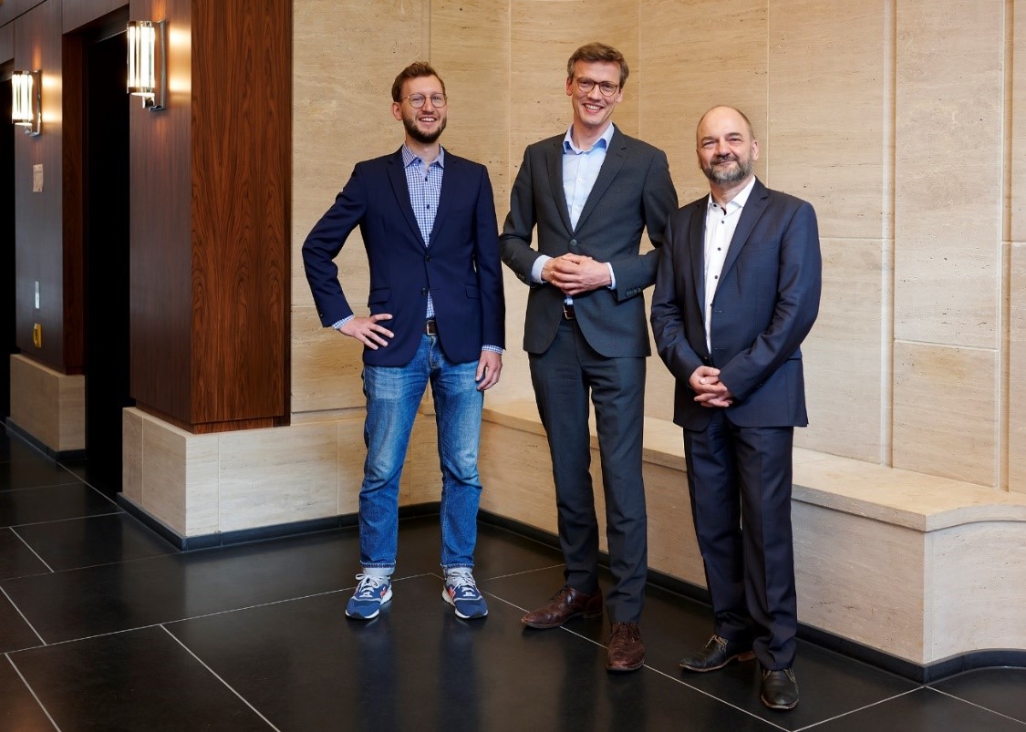 Bild der Digital Health-Experten Ralph Lägel und Tobias Manner-Romberg mit Simon von Boeselager, Leiter des Deutschlandgeschäfts von Viatris.