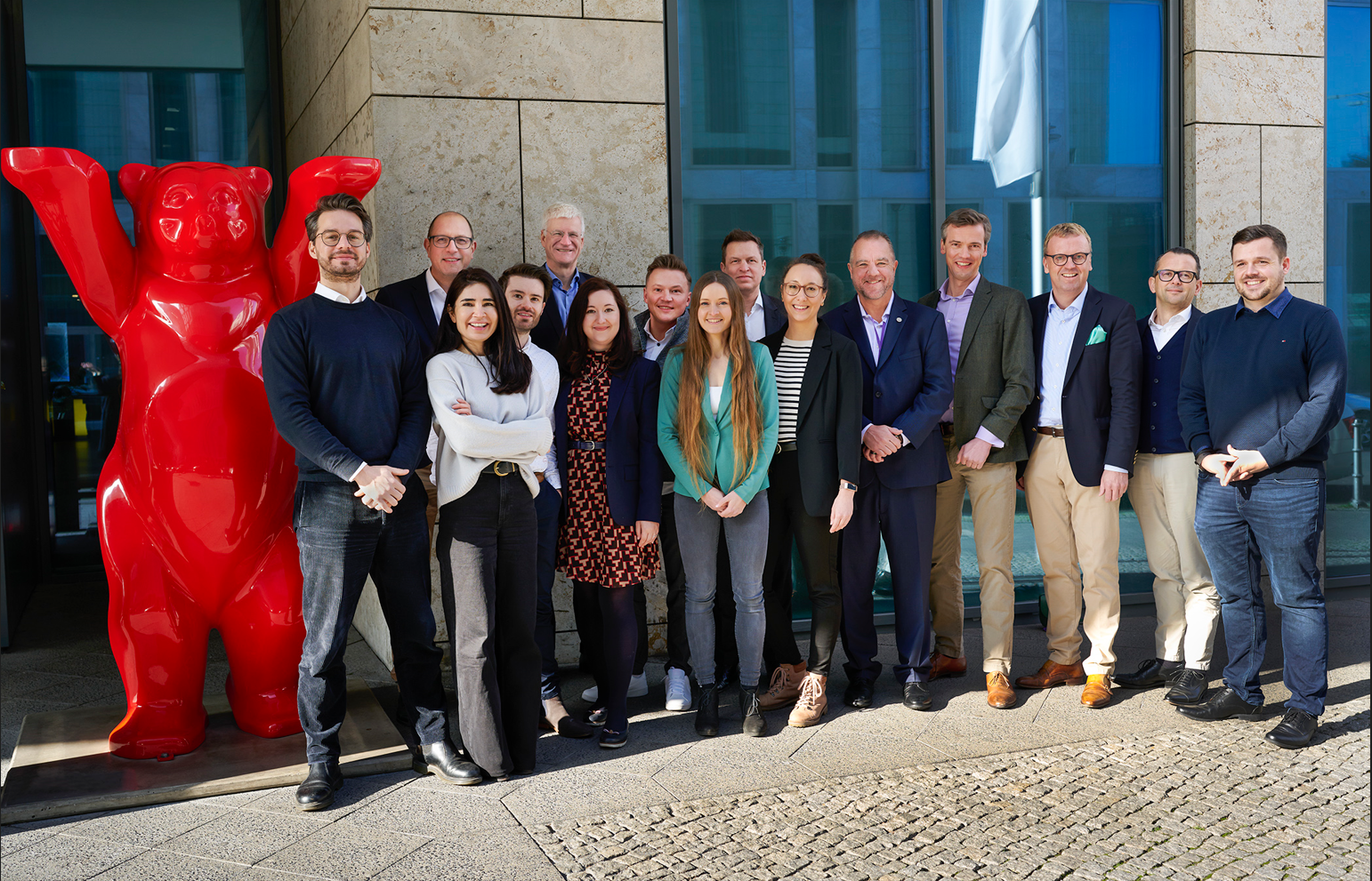 Mitarbeitende von Viatris und HiDoc Technologies stehen vor dem Gebäude des Collaboration Hub in Berlin.