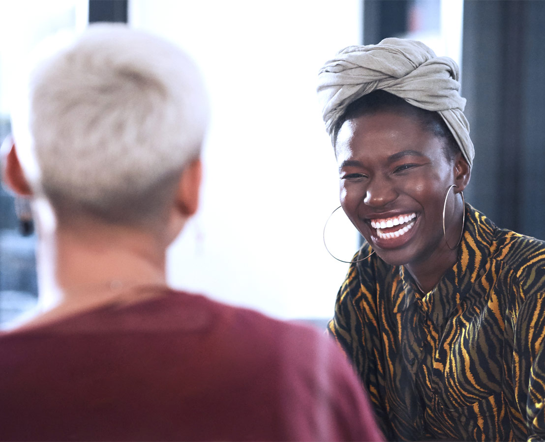 Bild von zwei Frauen im lockeren Gespräch.