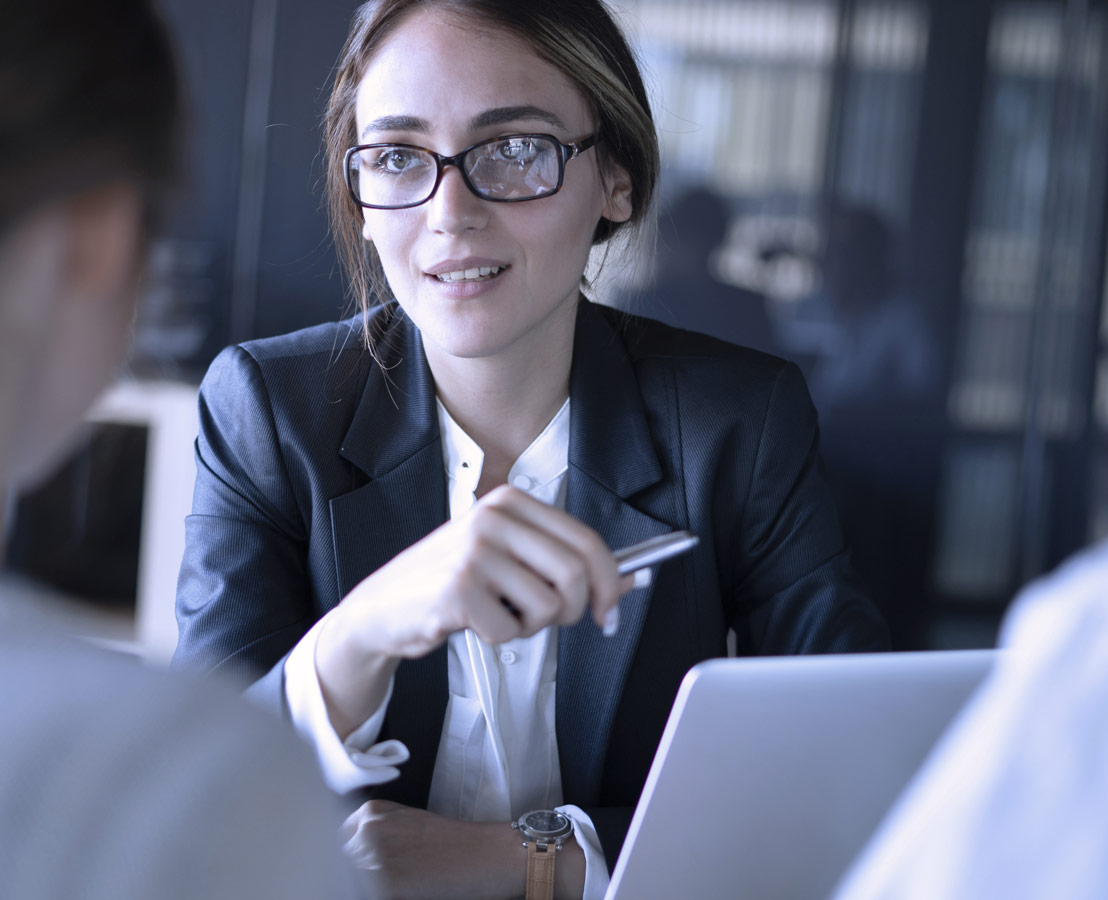 Bild einer Mitarbeitenden im Gespräch.