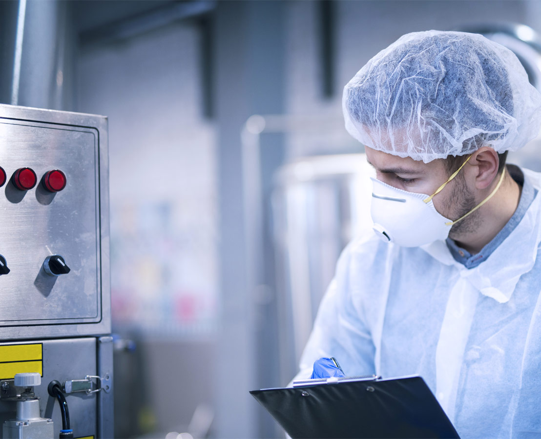 Bild eines Mitarbeiters aus dem Bereich Qualität und Sicherheit.