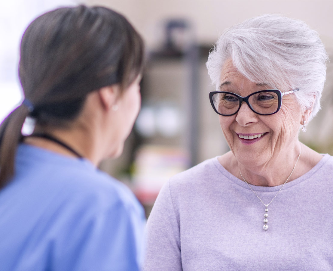 Patientin im Gespräch mit Ärztin.