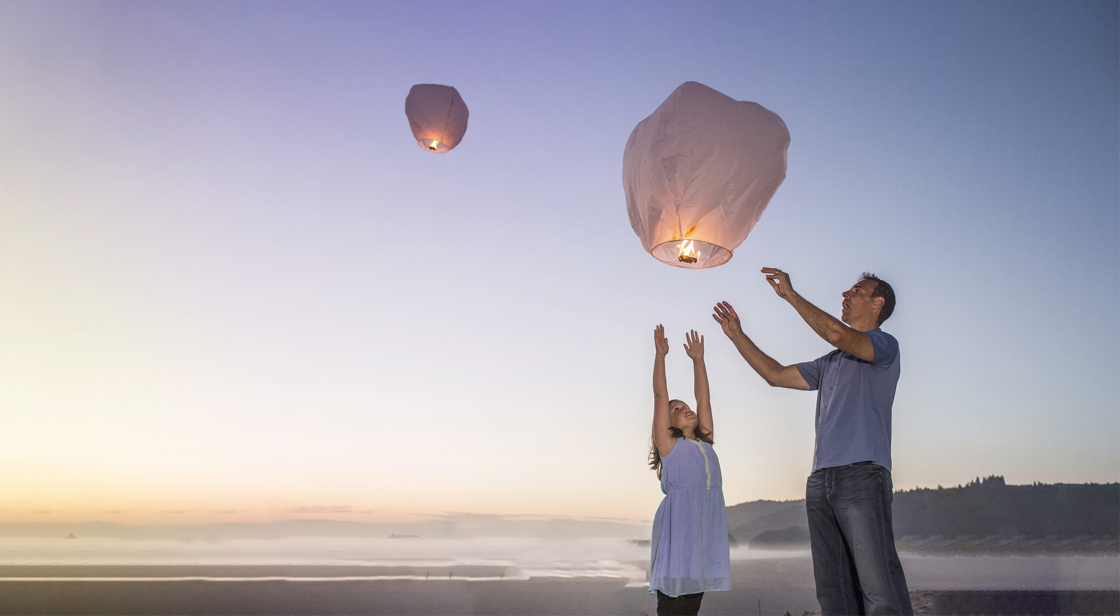 Vater und Tochter lassen gemeinsam eine Himmelslaterne steigen. Viatris: Eine wagemutige Vergangenheit und eine glänzende Zukunft.